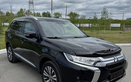 Mitsubishi Outlander III рестайлинг 3, 2020 год, 2 550 000 рублей, 4 фотография