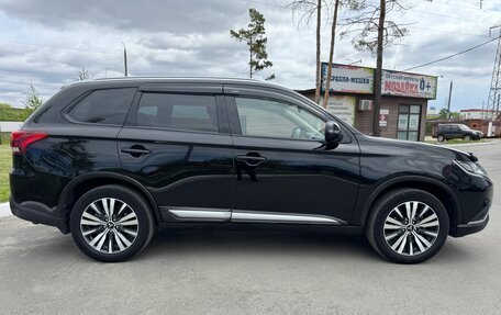 Mitsubishi Outlander III рестайлинг 3, 2020 год, 2 550 000 рублей, 5 фотография