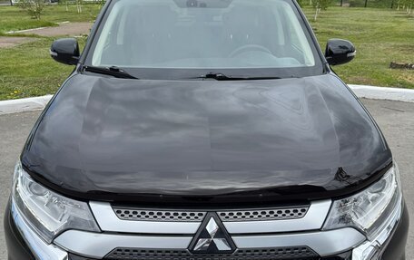 Mitsubishi Outlander III рестайлинг 3, 2020 год, 2 550 000 рублей, 3 фотография