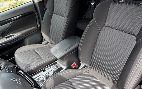 Mitsubishi Outlander III рестайлинг 3, 2020 год, 2 550 000 рублей, 10 фотография