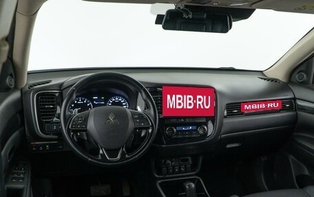 Mitsubishi Outlander III рестайлинг 3, 2017 год, 2 299 050 рублей, 6 фотография