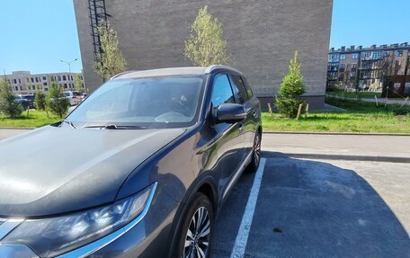 Mitsubishi Outlander III рестайлинг 3, 2019 год, 1 985 000 рублей, 5 фотография