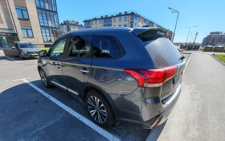 Mitsubishi Outlander III рестайлинг 3, 2019 год, 1 985 000 рублей, 6 фотография