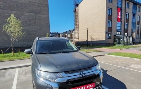 Mitsubishi Outlander III рестайлинг 3, 2019 год, 1 985 000 рублей, 4 фотография