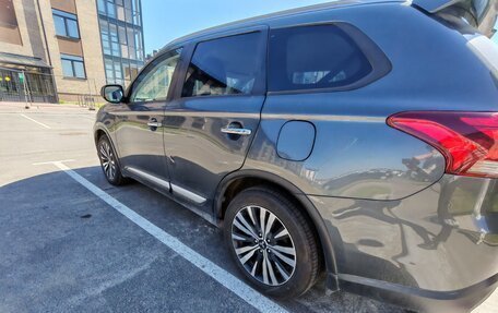 Mitsubishi Outlander III рестайлинг 3, 2019 год, 1 985 000 рублей, 14 фотография