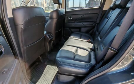 Mitsubishi Outlander III рестайлинг 3, 2019 год, 1 985 000 рублей, 13 фотография