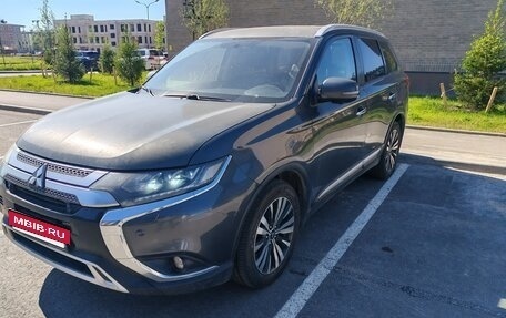 Mitsubishi Outlander III рестайлинг 3, 2019 год, 1 985 000 рублей, 15 фотография