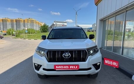 Toyota Land Cruiser Prado 150 рестайлинг 2, 2021 год, 6 100 000 рублей, 2 фотография