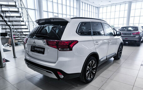 Mitsubishi Outlander III рестайлинг 3, 2021 год, 2 500 000 рублей, 5 фотография