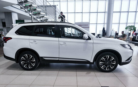 Mitsubishi Outlander III рестайлинг 3, 2021 год, 2 500 000 рублей, 4 фотография