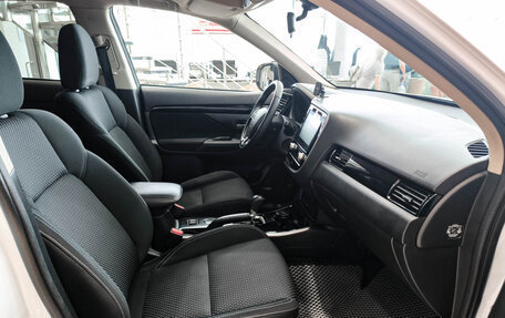 Mitsubishi Outlander III рестайлинг 3, 2021 год, 2 500 000 рублей, 11 фотография
