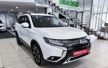 Mitsubishi Outlander III рестайлинг 3, 2021 год, 2 500 000 рублей, 3 фотография