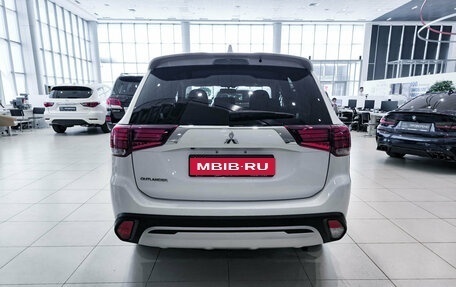 Mitsubishi Outlander III рестайлинг 3, 2021 год, 2 500 000 рублей, 6 фотография