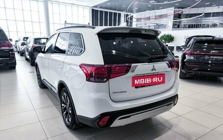 Mitsubishi Outlander III рестайлинг 3, 2021 год, 2 500 000 рублей, 7 фотография