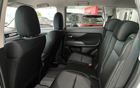 Mitsubishi Outlander III рестайлинг 3, 2021 год, 2 500 000 рублей, 12 фотография