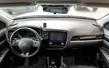 Mitsubishi Outlander III рестайлинг 3, 2021 год, 2 500 000 рублей, 14 фотография