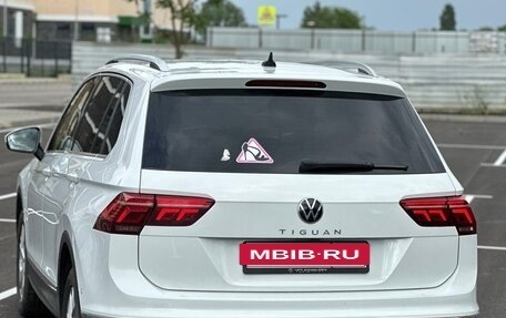 Volkswagen Tiguan II, 2021 год, 2 378 000 рублей, 2 фотография