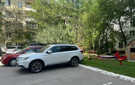 Mitsubishi Outlander III рестайлинг 3, 2015 год, 2 300 000 рублей, 6 фотография
