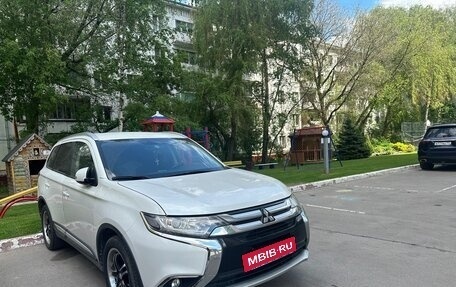 Mitsubishi Outlander III рестайлинг 3, 2015 год, 2 300 000 рублей, 2 фотография