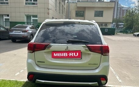 Mitsubishi Outlander III рестайлинг 3, 2015 год, 2 300 000 рублей, 5 фотография