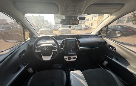 Toyota Prius IV XW50, 2018 год, 2 200 000 рублей, 4 фотография