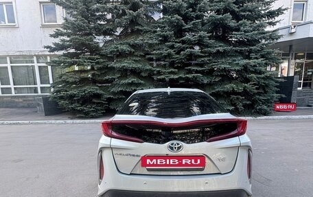 Toyota Prius IV XW50, 2018 год, 2 200 000 рублей, 7 фотография