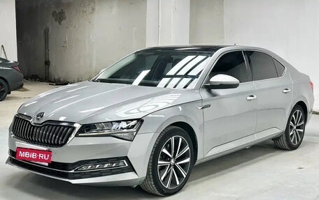 Skoda Superb III рестайлинг, 2022 год, 1 900 000 рублей, 1 фотография