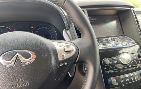 Infiniti QX70, 2014 год, 1 900 000 рублей, 24 фотография