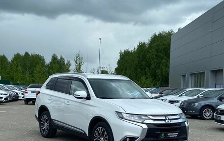 Mitsubishi Outlander III рестайлинг 3, 2018 год, 1 880 000 рублей, 2 фотография