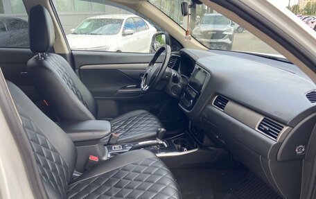Mitsubishi Outlander III рестайлинг 3, 2018 год, 1 880 000 рублей, 9 фотография