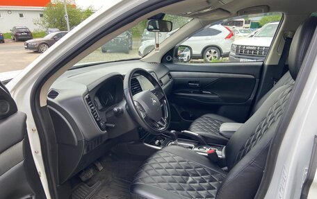 Mitsubishi Outlander III рестайлинг 3, 2018 год, 1 880 000 рублей, 16 фотография
