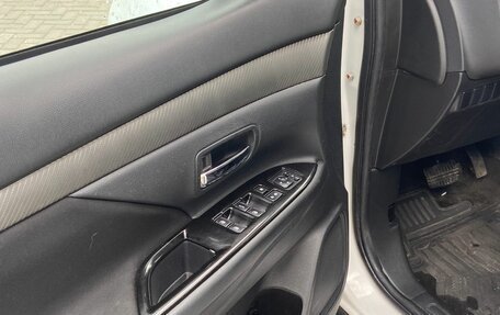 Mitsubishi Outlander III рестайлинг 3, 2018 год, 1 880 000 рублей, 15 фотография