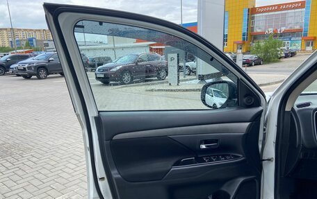 Mitsubishi Outlander III рестайлинг 3, 2018 год, 1 880 000 рублей, 14 фотография