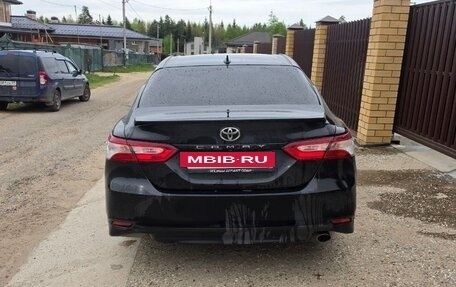 Toyota Camry, 2018 год, 2 300 000 рублей, 4 фотография