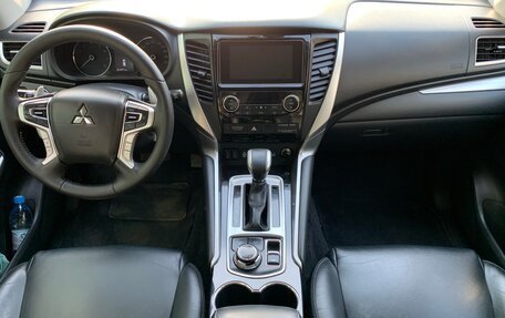 Mitsubishi Pajero Sport III рестайлинг, 2018 год, 2 990 000 рублей, 14 фотография