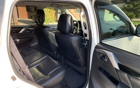 Mitsubishi Pajero Sport III рестайлинг, 2018 год, 2 990 000 рублей, 10 фотография