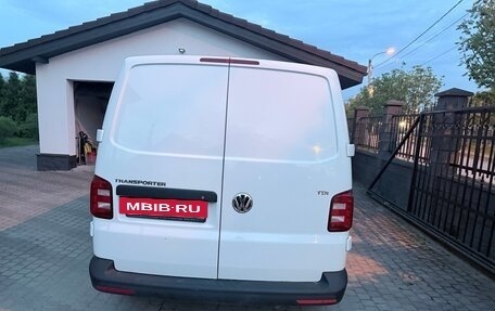 Volkswagen Transporter T6 рестайлинг, 2016 год, 2 800 000 рублей, 3 фотография