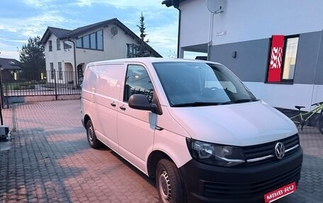 Volkswagen Transporter T6 рестайлинг, 2016 год, 2 800 000 рублей, 2 фотография
