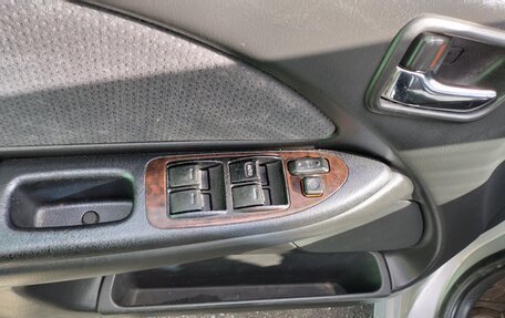 Toyota Avensis III рестайлинг, 2001 год, 370 000 рублей, 17 фотография