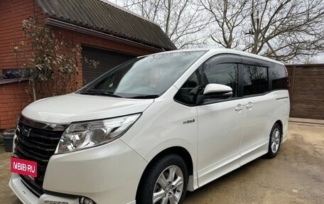 Toyota Noah III, 2016 год, 1 950 000 рублей, 4 фотография