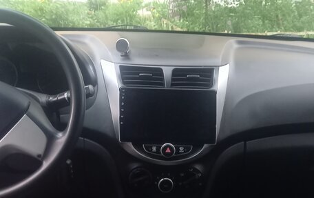 Hyundai Solaris II рестайлинг, 2012 год, 700 000 рублей, 5 фотография