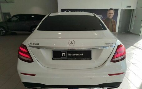 Mercedes-Benz E-Класс, 2019 год, 3 000 000 рублей, 7 фотография