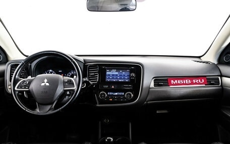 Mitsubishi Outlander III рестайлинг 3, 2014 год, 1 399 000 рублей, 10 фотография