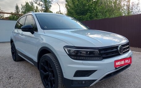 Volkswagen Tiguan II, 2018 год, 2 800 000 рублей, 2 фотография