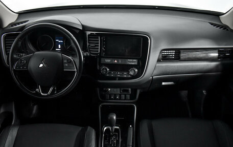 Mitsubishi Outlander III рестайлинг 3, 2018 год, 2 450 000 рублей, 15 фотография