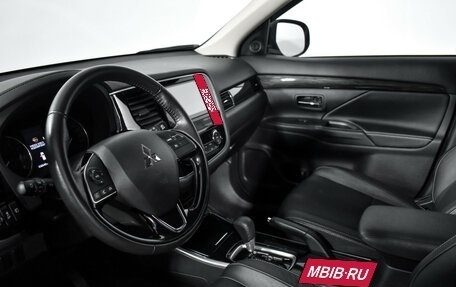 Mitsubishi Outlander III рестайлинг 3, 2018 год, 2 450 000 рублей, 9 фотография