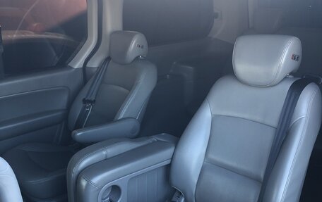 Hyundai Grand Starex Grand Starex I рестайлинг 2, 2016 год, 2 500 000 рублей, 13 фотография