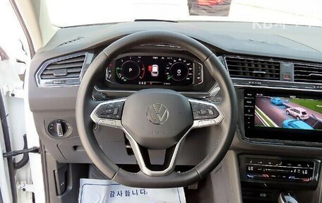 Volkswagen Tiguan II, 2021 год, 2 455 000 рублей, 9 фотография