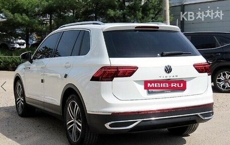 Volkswagen Tiguan II, 2021 год, 2 455 000 рублей, 3 фотография