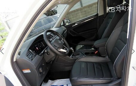 Volkswagen Tiguan II, 2021 год, 2 455 000 рублей, 8 фотография